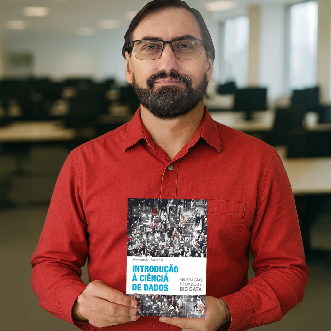 Fernando Amaral segurando o livro Introdução à Ciência de Dados